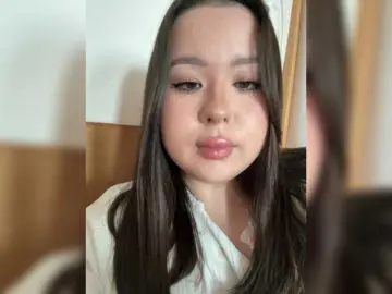 CateLongのBongacamsで今すぐ視聴可能なセックスカム