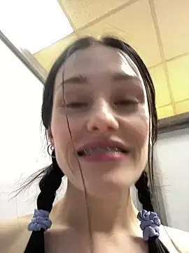 Mia_Mia_MのStripchatでセックスカメラ