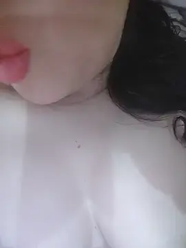 Julyy08のStripchatで今すぐ視聴可能なセックスカム